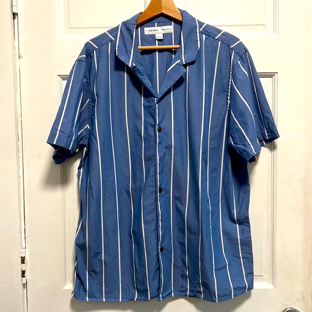 **SOLD** Old Navy Men’s L Regular Fit Camp Style button down tee.
